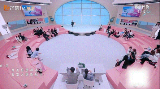 蒋一侨和vava在台上演情景剧蒋一侨的舞台真是看得我眼前一亮又一亮啊！和vava