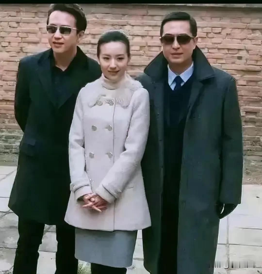这个漂亮的女子，站在这个特殊的位置上，说明她在这两个男人的心中，还是占有一定地位