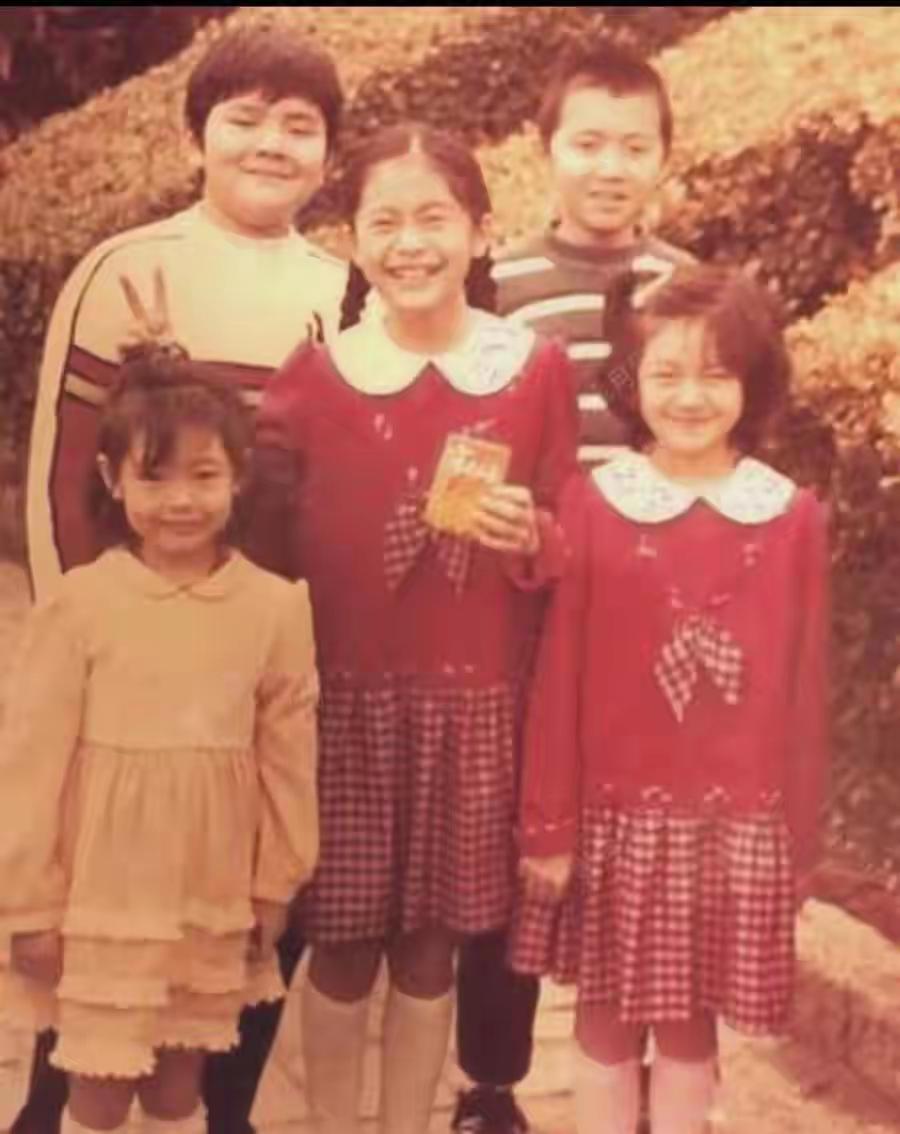 大S三姐妹小时候长得真像，都是可爱的小女孩，只是后来她们越长越不像了，挺神奇的。