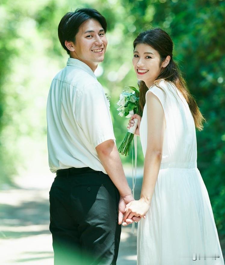 究竟什么是夫妻？真正的夫妻应当相互包容，而非强行要求对方改变。

年轻时，总想着