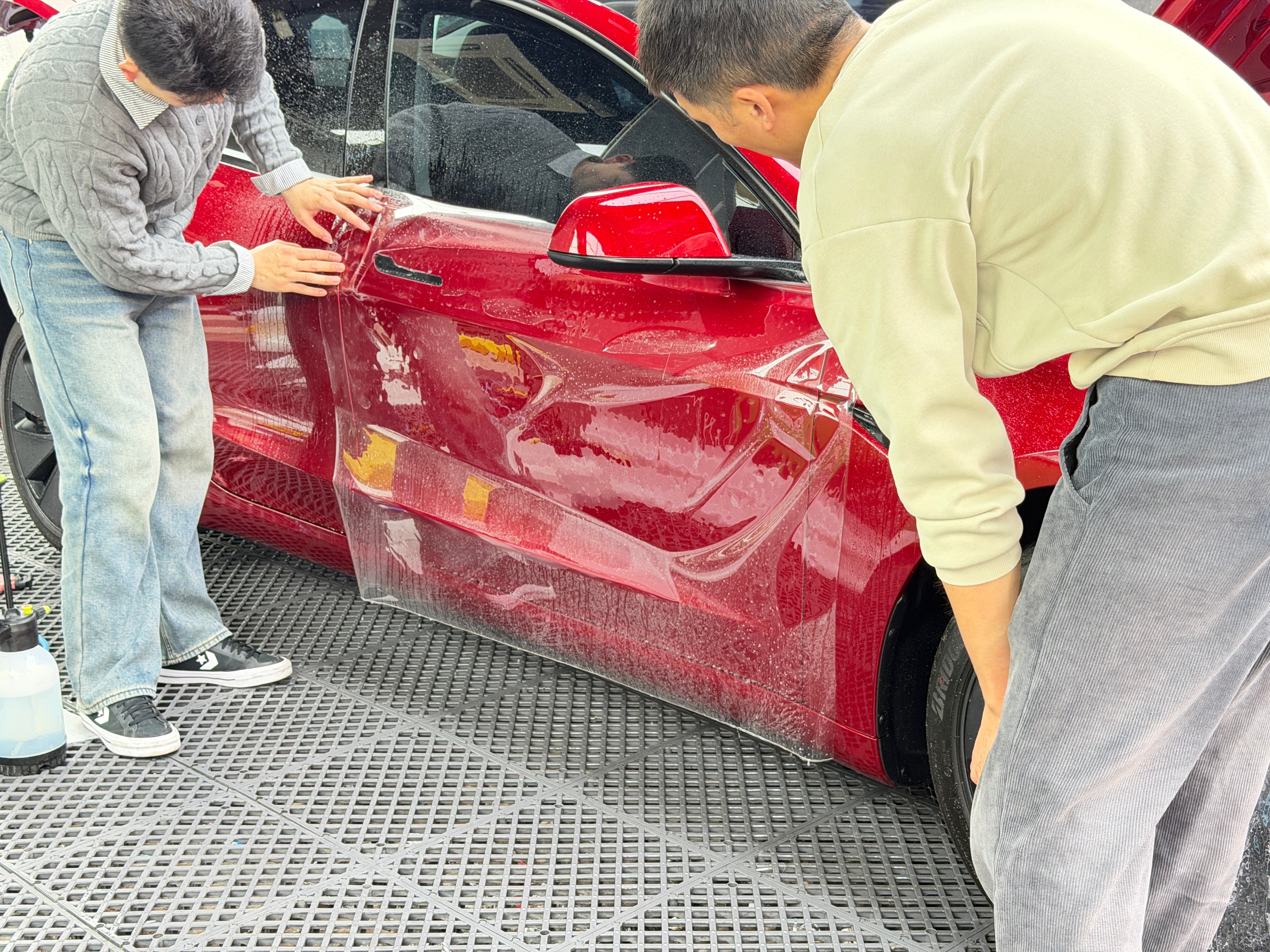 刚洗完的车，有坨大鸟屎，开来超级车间，自己冲一下。店里有台红色的焕新3在贴车衣，