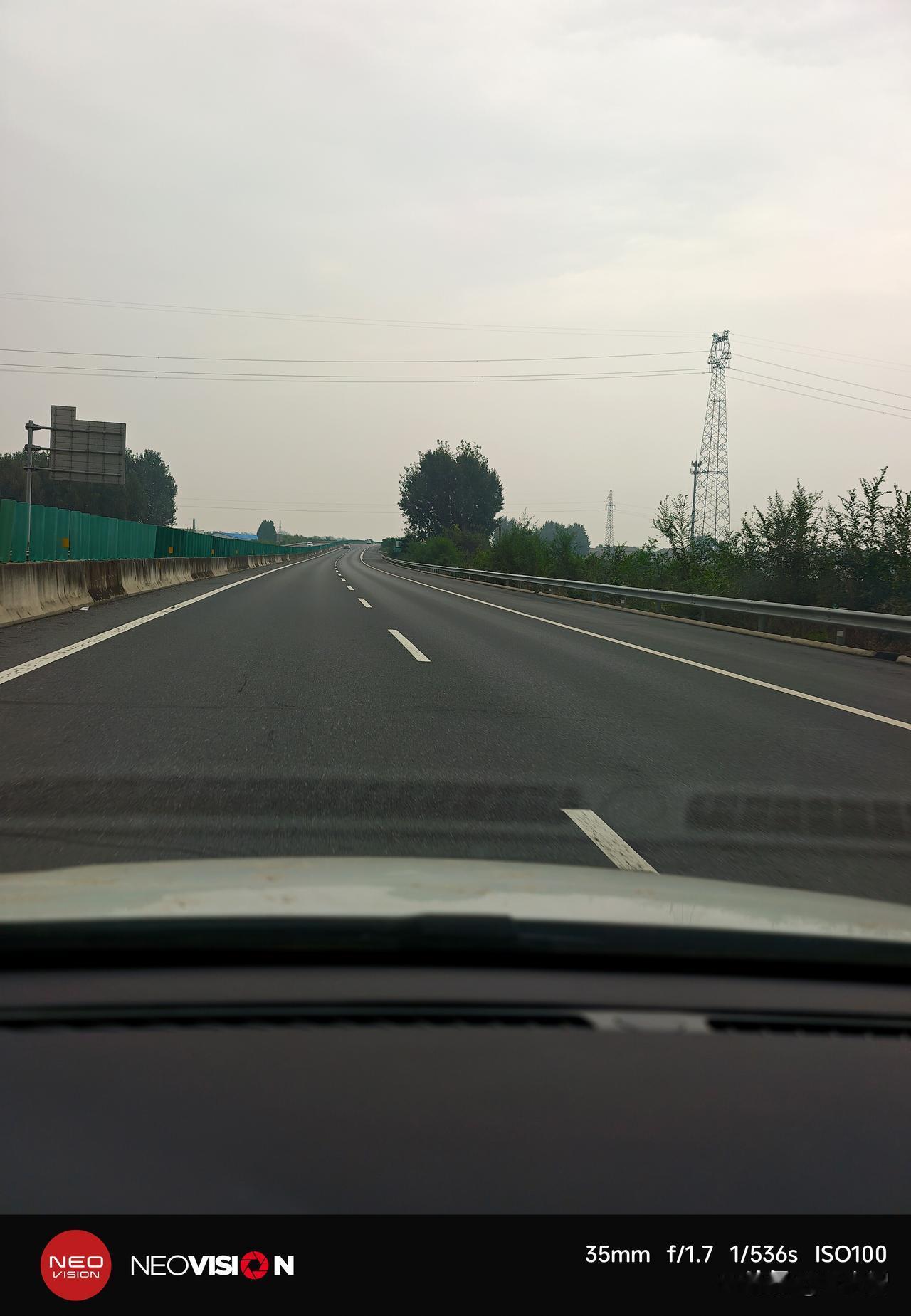 高速堵车，燃油车要负90%责任！
今天中秋节回老家，高速堵的走都走不动，我观察了