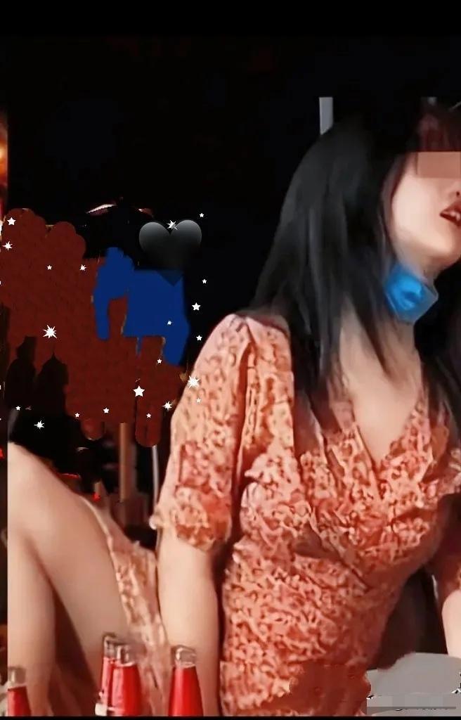 这已经是十一前的花边了。图片女子身着碎花连衣裙，身材丰腴。

热情豪迈的翘着右腿