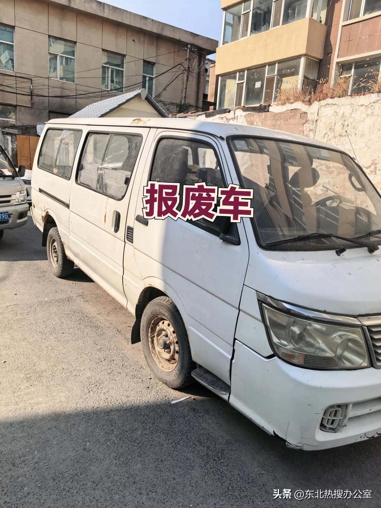 我问一下，这种停在车位的报废车，里面已经被用来做仓库堆放杂物，是否涉嫌违法？
会