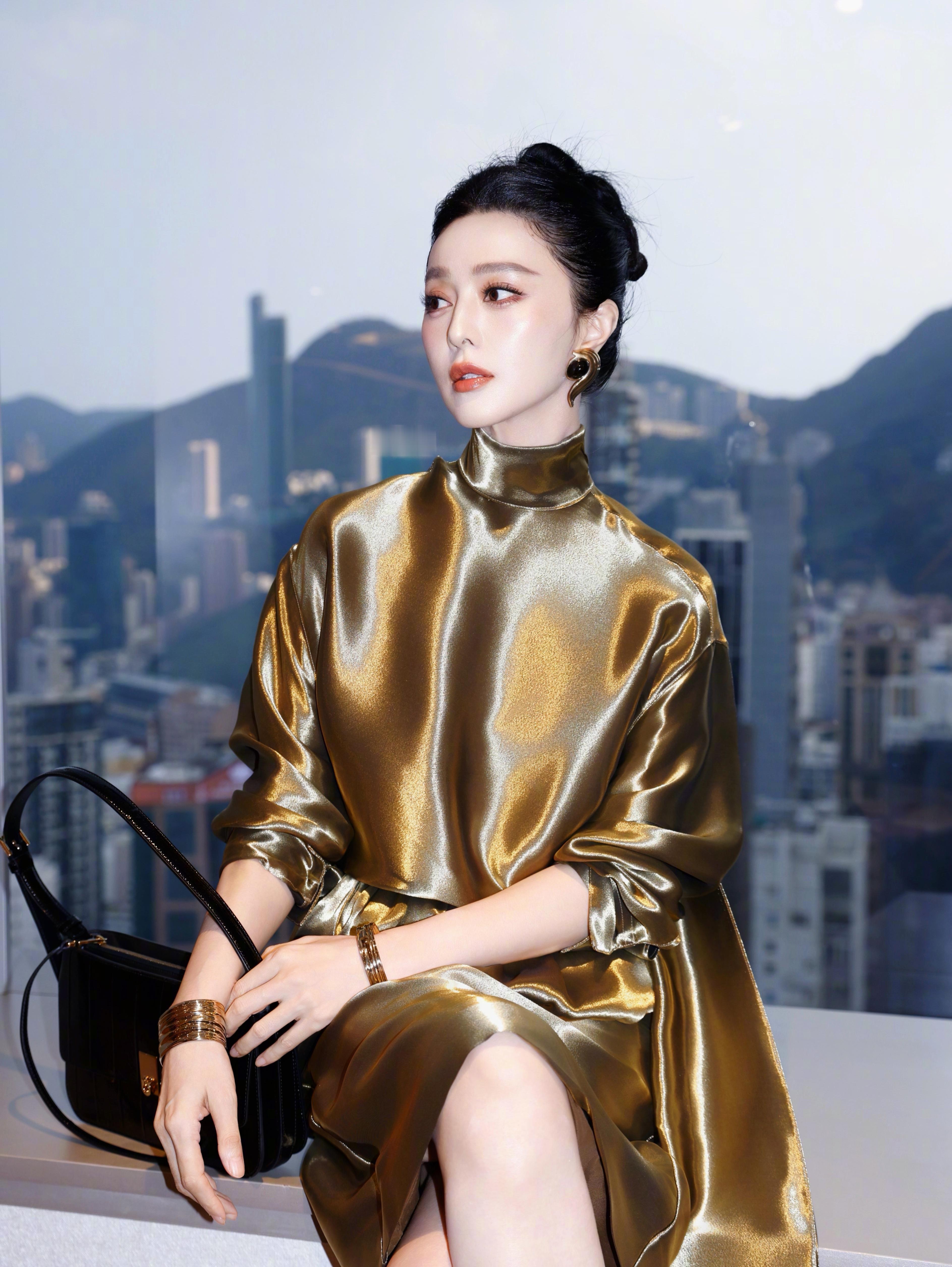 城市为景，经典为章。范冰冰现身香港，以独有的风采诠释「Landmarks of 