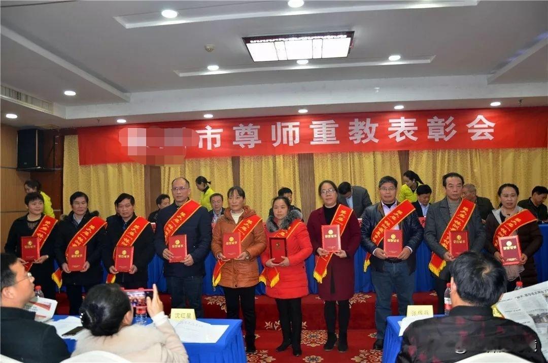 雷波县被拍耻辱照的教师为什么没有一人拒拍？这么多被羞辱的老师为何全部哑声？
被羞