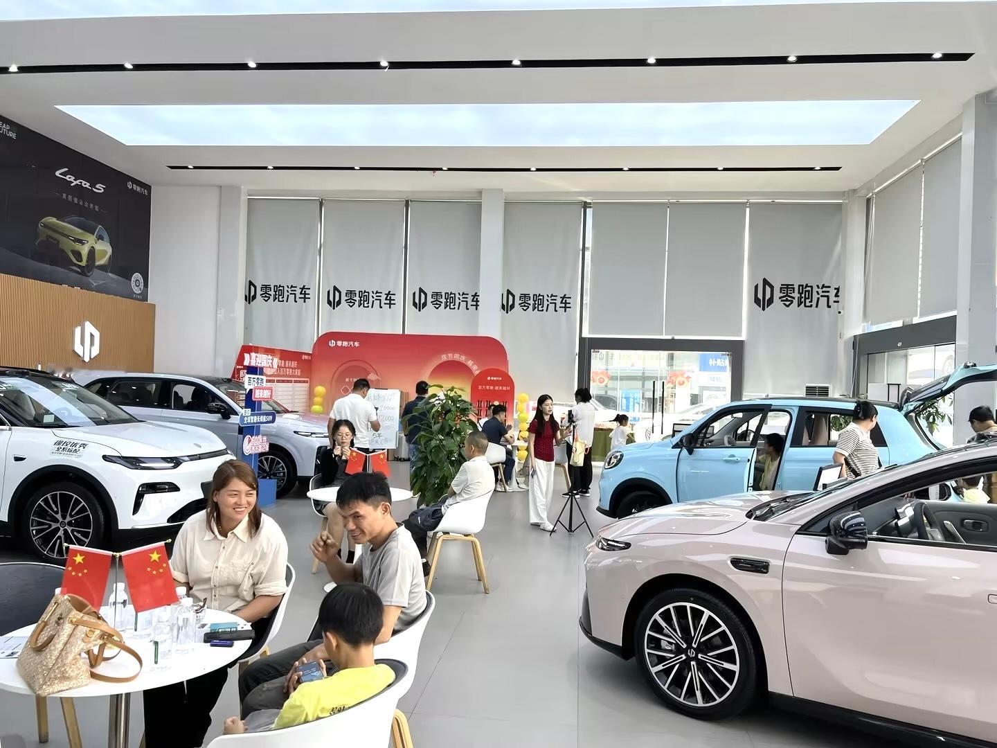 门店人挺多，照这架势10月销量又要冲一波了！大V聊车 ​​​