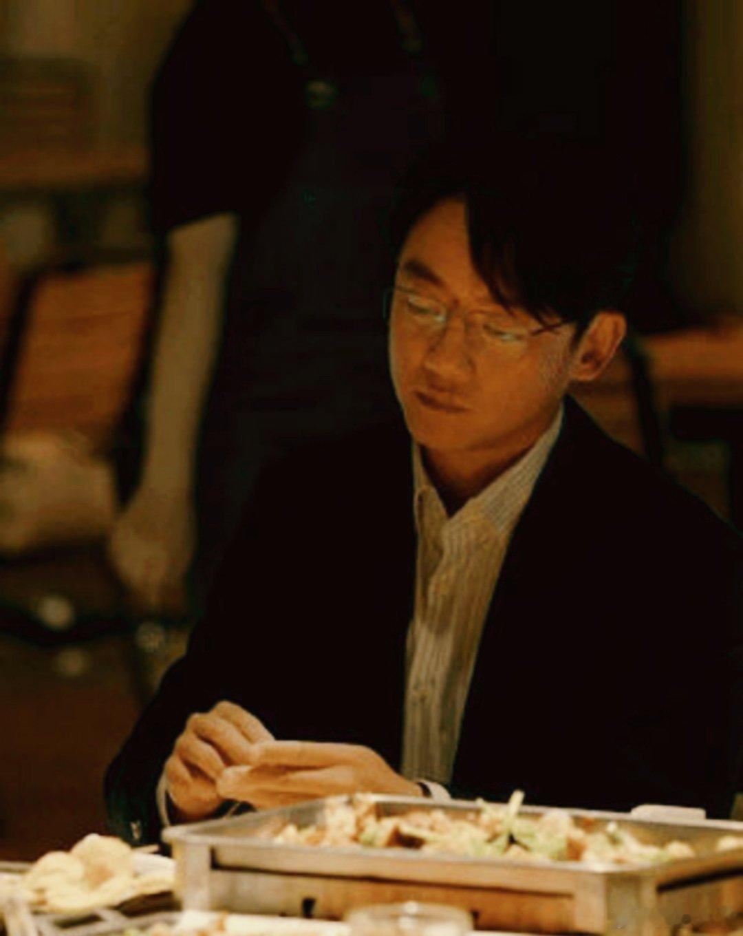 郑恺新剧不刑也得刑  郑恺此次大胆突破，挑战反派角色，表现堪称惊艳！他将角色的阴