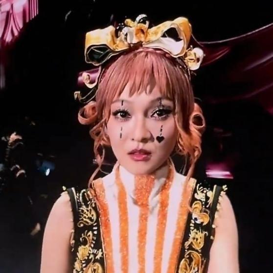 细心的网友发现了没有？

张韶涵成都演唱会心a 出问题，硬是吸氧三分钟又爬回台上