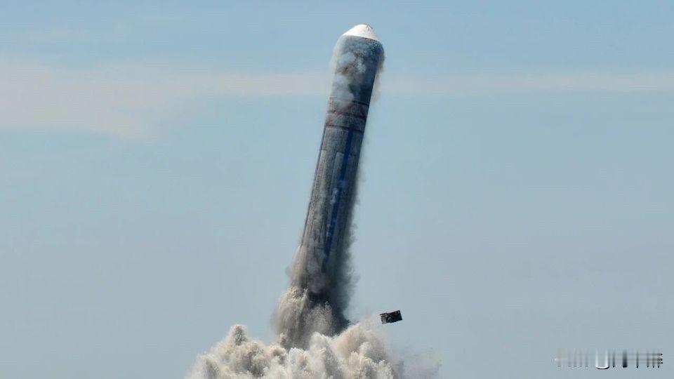 重磅！中国海军圆满完成潜射战略导弹试射任务！
今天（7月6日）12时01分，中国