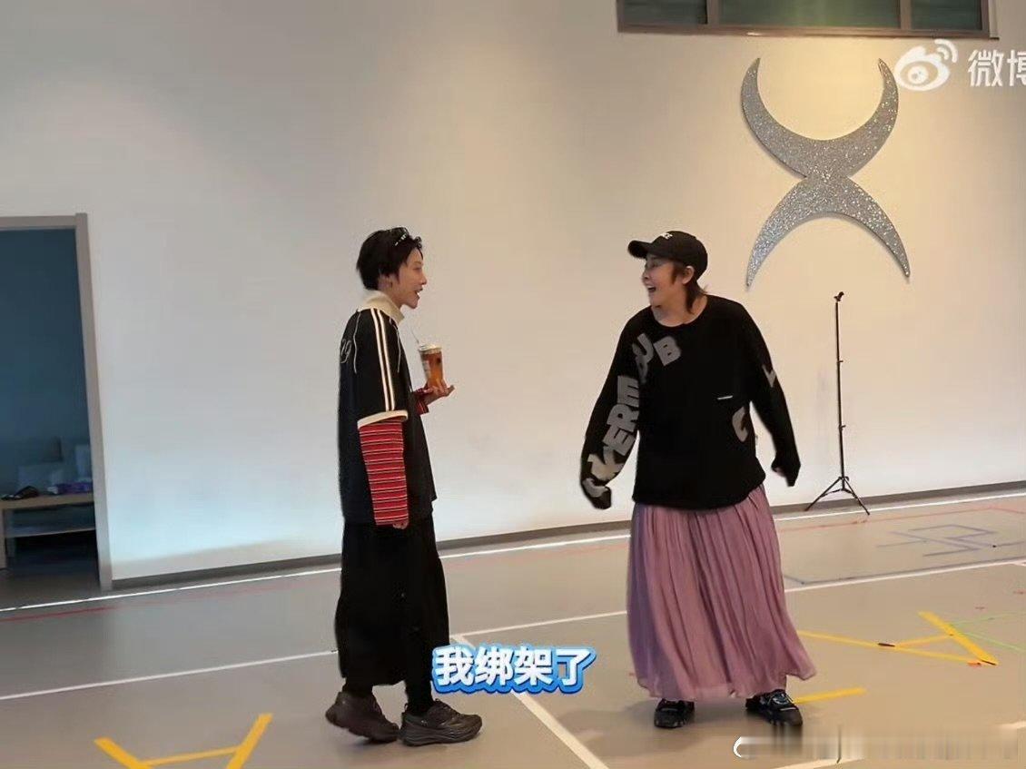刘雨昕锐评王濛粉裙造型 乘风2026谁能预料到王濛会解锁粉裙造型，舞台热舞气场切