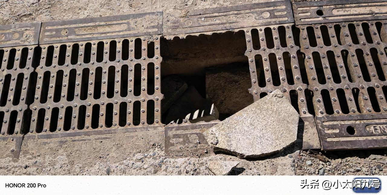 宁海县御华府附近道路中间这么一个大洞无人修，真的是太危险了，不知道哪个部门去修补