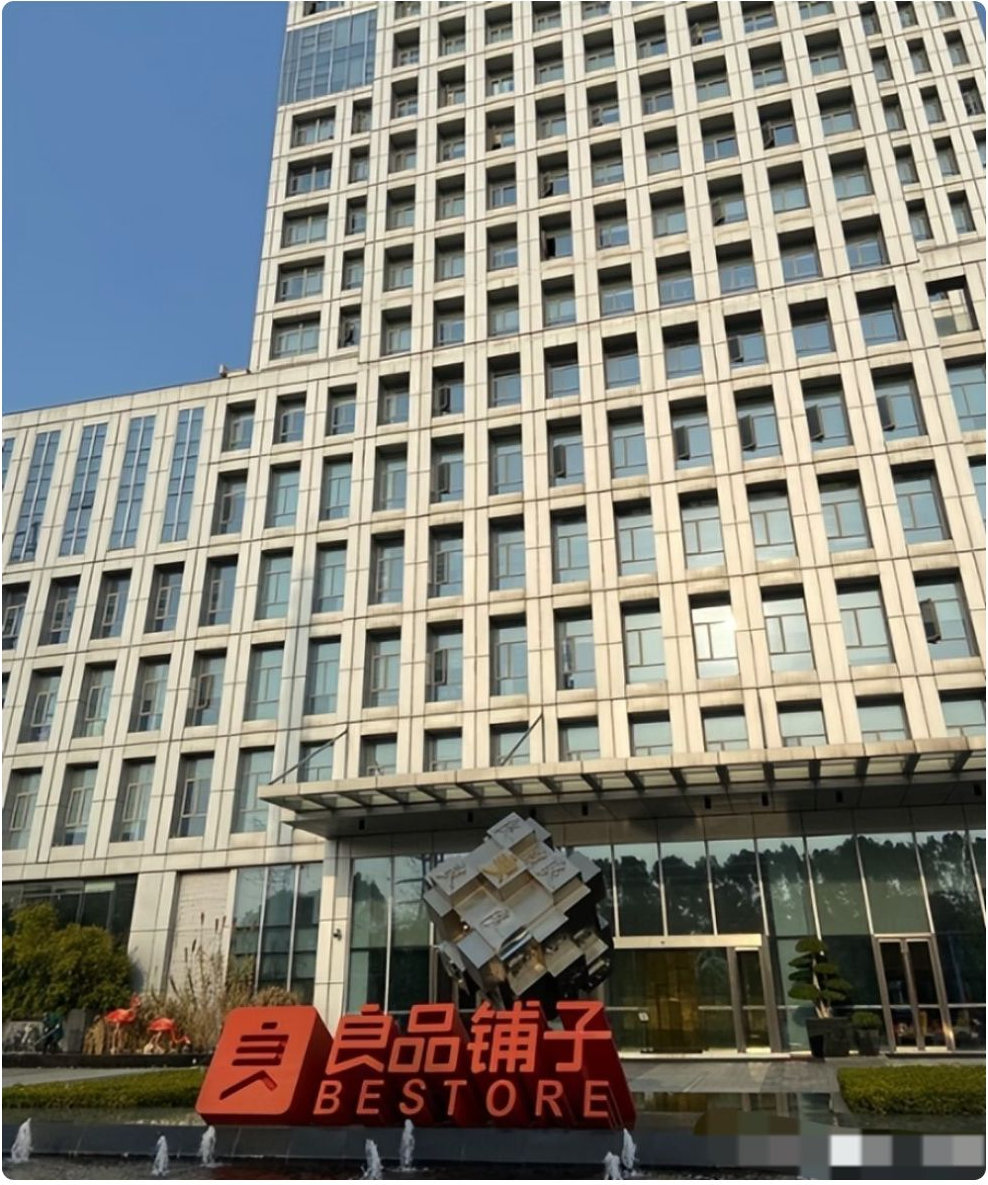 两年关店1500家，年亏1.48亿，收割中产的高端零食一哥跌落神坛？ 