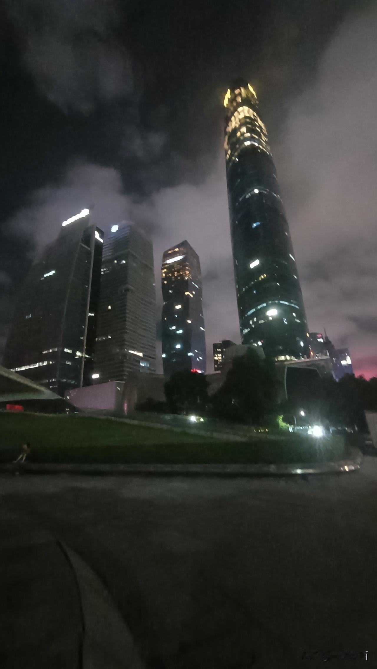 广州夜晚的西塔，没有找到工作，晚上免费听清巴唱歌，消磨时间愁事。