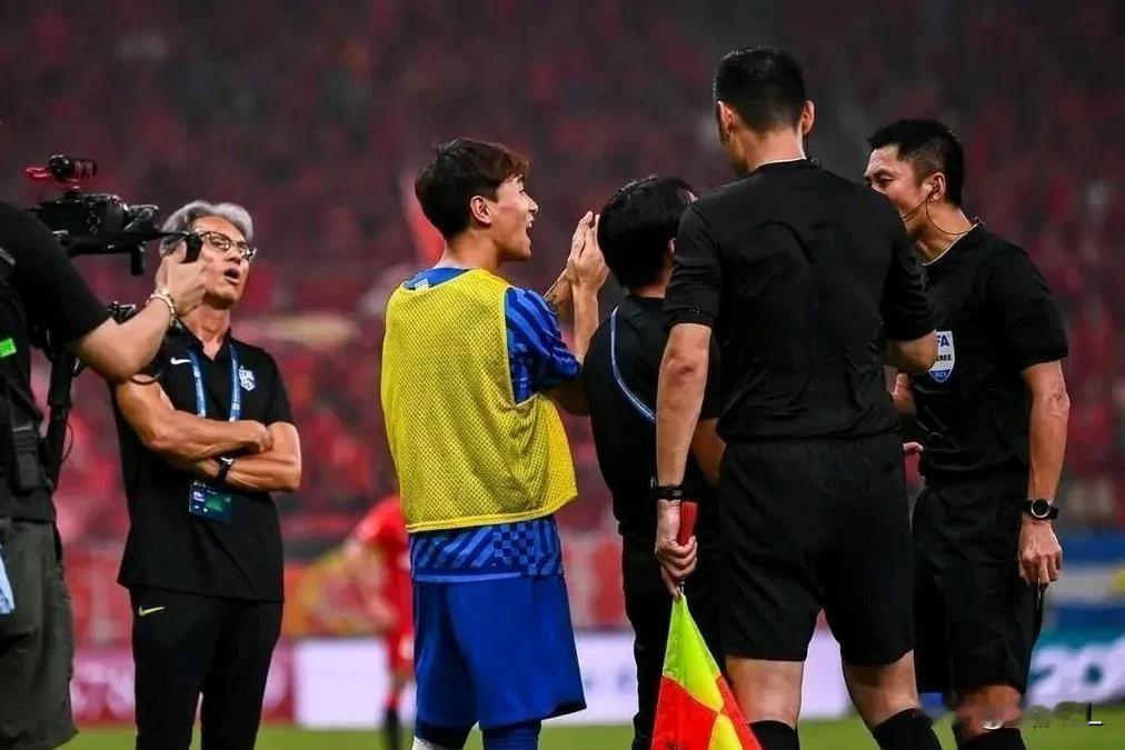 马宁判三点助卡塔尔亚洲杯夺冠，韦世豪却兴奋了，社媒发文“恭喜卡塔尔”，两点含义表