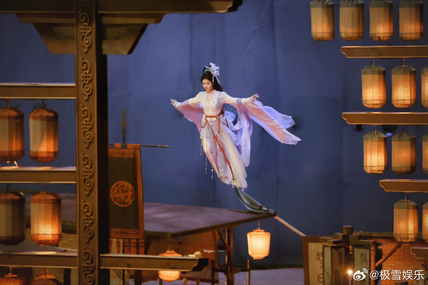 鞠婧祎我看到真仙女了鞠婧祎万花世界 “灯市千盏明如昼，有仙人踏风落人间”，鞠婧祎