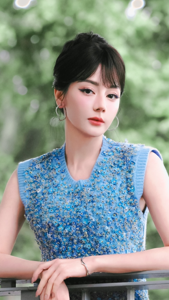 迪丽热巴中雕明珠的排面迪丽热巴真正的闪耀巴黎来了迪丽热巴中雕明珠的排面：专车进场