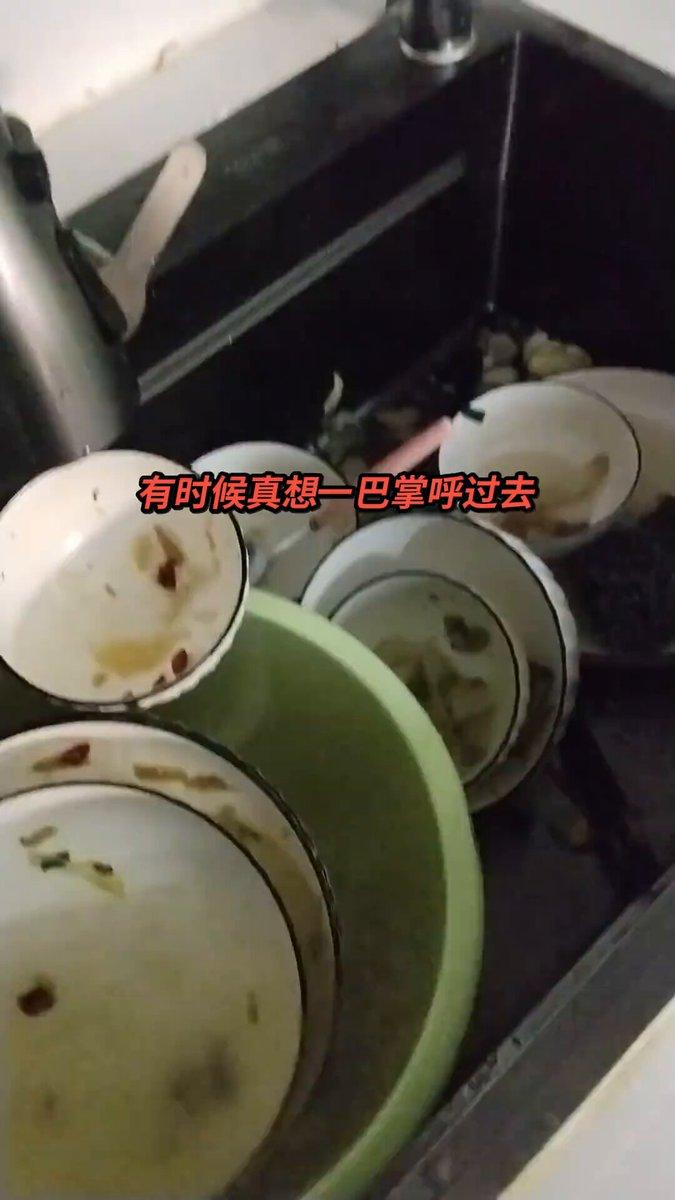 跑一天外卖回到家，看见水槽堆着中午没洗的碗筷，瞬间心里堵得慌。
 
外卖员一整天