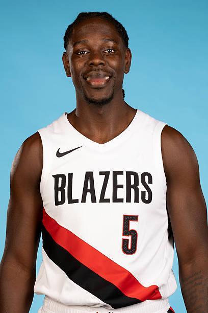 开拓者主教练斯普利特说，格兰特和霍勒迪今天都会上场。 