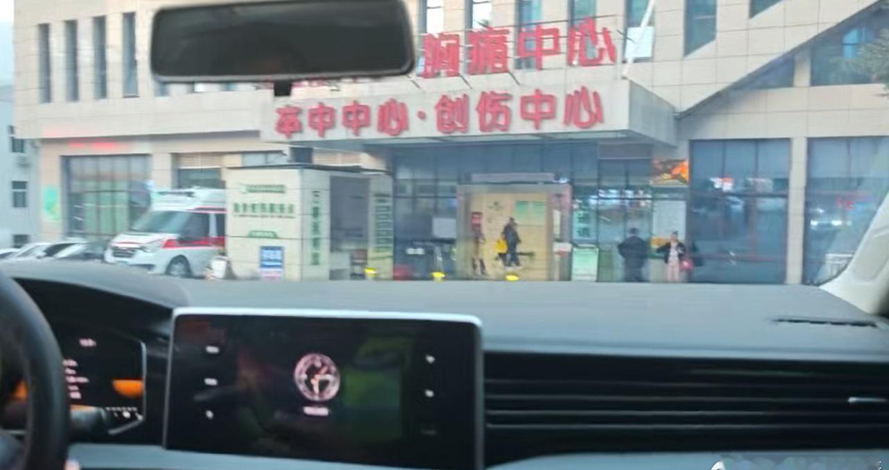 交警正能量12月17日，盐边交管大队民辅警巡逻时，遇司机焦急求助，称车内有意外断