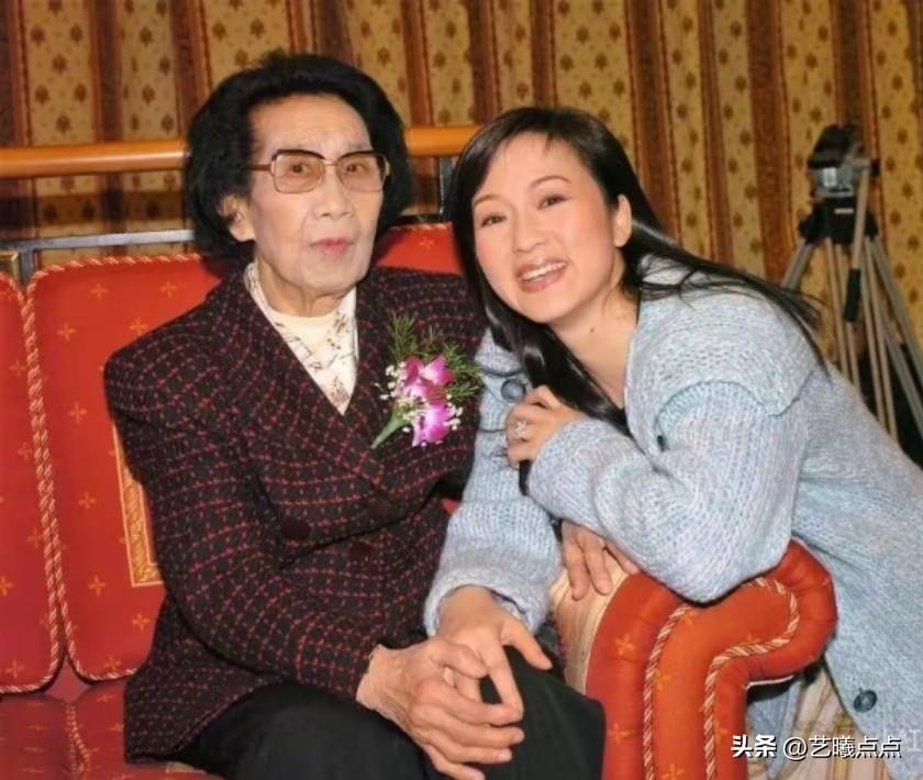 越剧大师袁雪芬和“袁派”艺术传人方亚芬亲如母女。
在我看来，方亚芬传承得最为出色