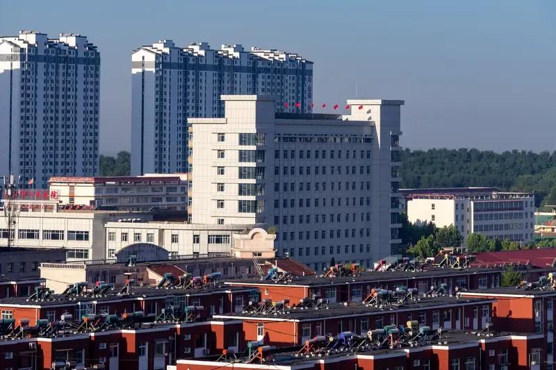 越是大城市，医院人潮涌动；越是小城市，医院则相对冷清。三线以上城市医院常常人满为
