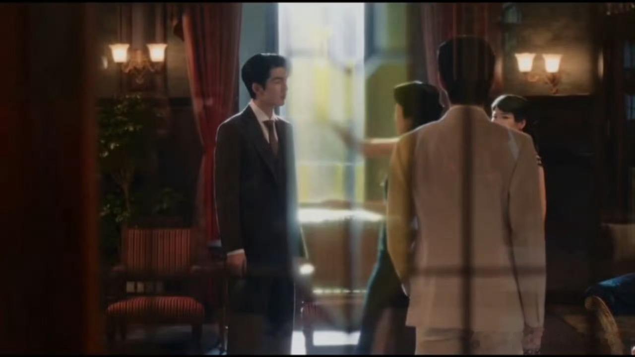 张凌赫新剧被胡杏儿沙宝亮混合双打张凌赫在《这一秒过火》中饰演的慕容清峰遭遇生母与