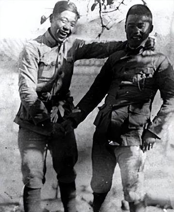 1937年，王近山去部队巡查，两个年轻女兵激动敬礼：“王副团长好！”王近山笑着回