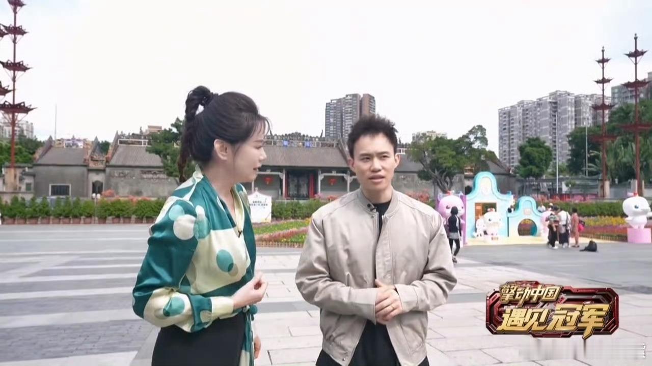 一口流利的粤语让人感觉很地道。谢思埸在陈家祠的讲解，充满了浓浓的广府风情。这份对