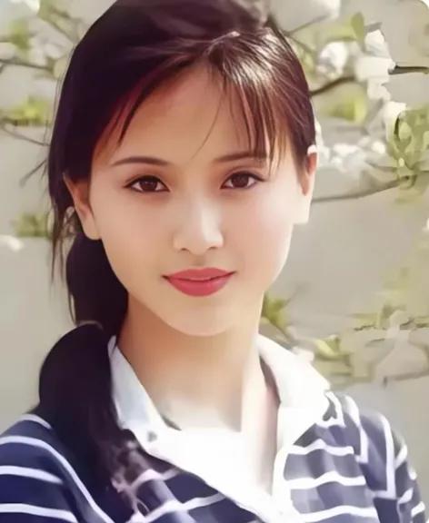 她眉清目秀，冰清玉洁，温婉典雅，知书达礼，风华绝代，被称为“江南第一美女”，你认
