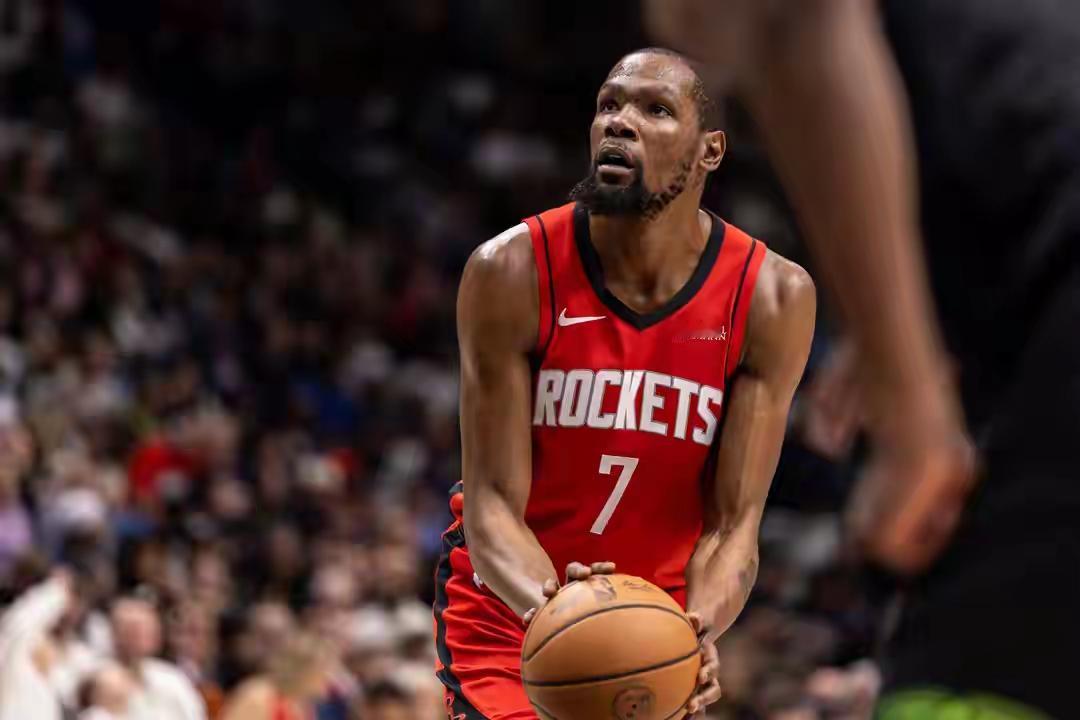 火箭虽然赢了，但在第四节领先25分的巨大优势下，一帮所谓新人打得都是啥呀，阿门控