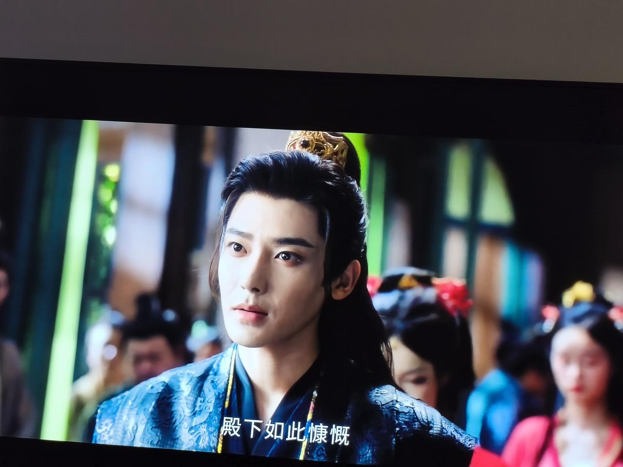 《雀骨》里，真是一个个化妆跟鬼一样，男的女的，一个个浓妆艳抹，化妆不好看不说，里