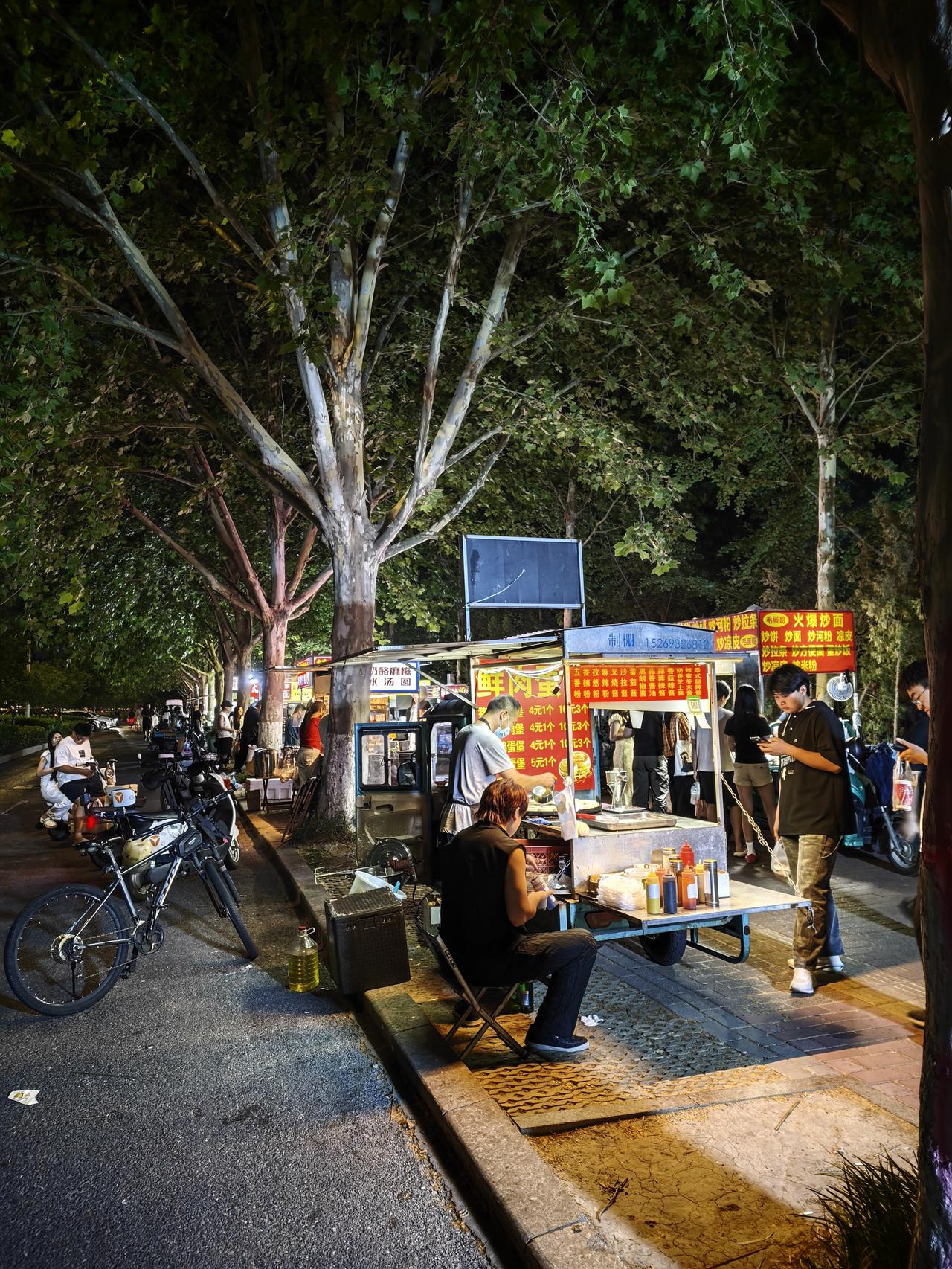 昨天晚上在山东理工大学街边吃的地摊，10块钱一大份铁板炒的米粉，真的不错，再来点