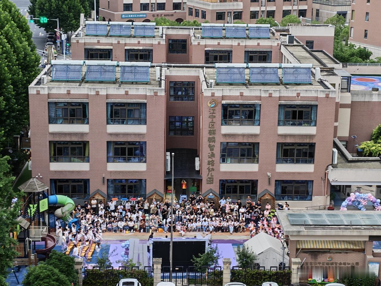 楼下幼儿园的娃儿们也毕业咯，园里办了个小小的毕业典礼，家长和孩子们一起参加了演出