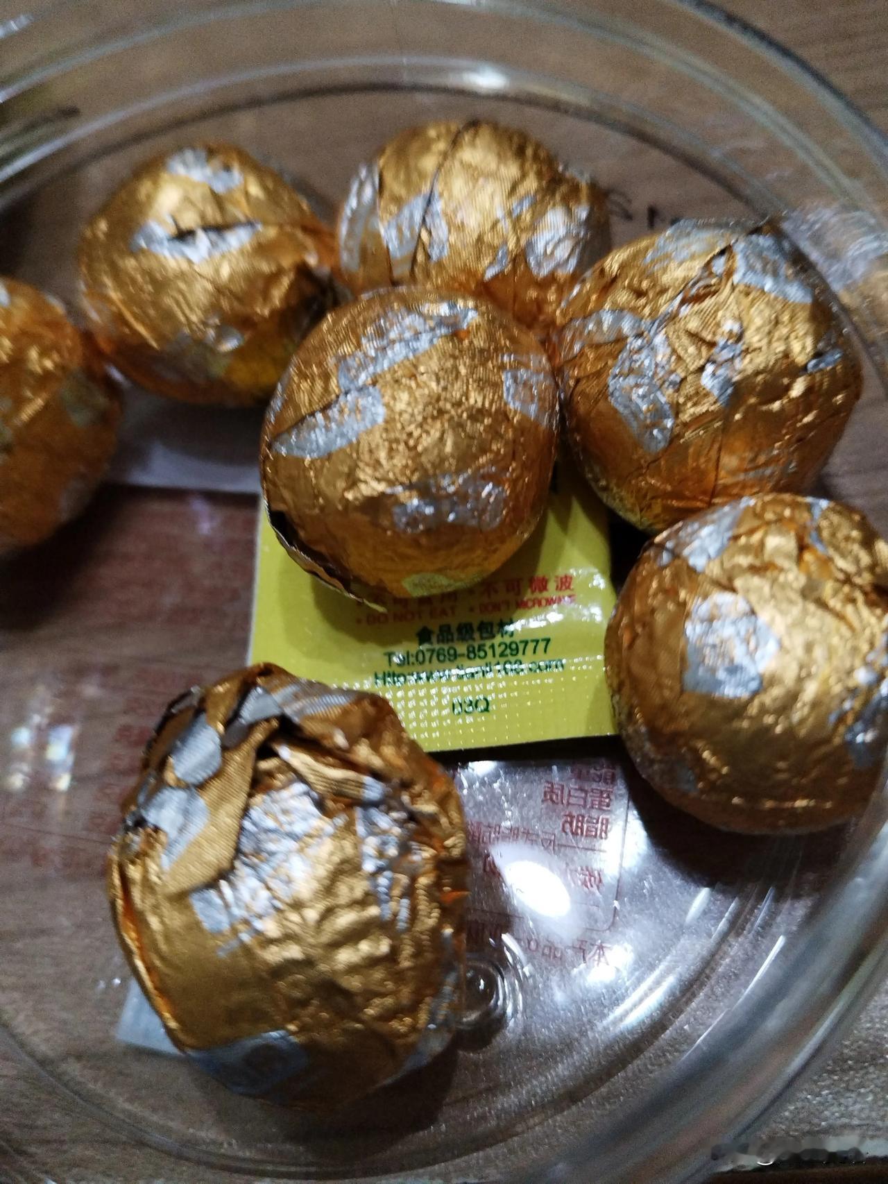 买了几盒一黑芝麻丸，怕老公不吃，又怕老公多吃，就告诉他这玩意儿每天只能吃一颗。
