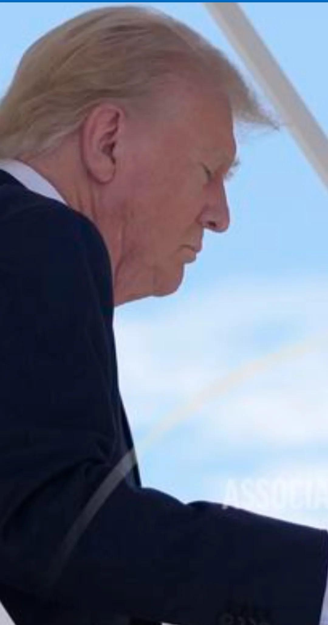 懂王拆下了纱布，耳朵一点伤痕都没有啊

难道真是蜥蜴人哈哈哈哈[呆无辜][呆无辜