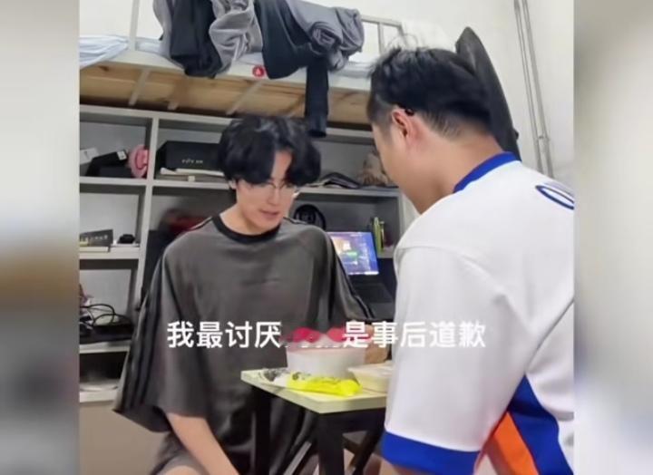 刷到个视频，让人非常气愤，居然有人把上海二工大“沙沙哥”做成模仿秀视频！
这种模