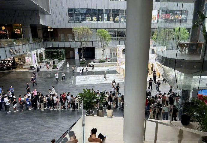 官网秒空！华为Pura 70突然开售，门店大排长龙，销售称被临时叫来同样很懵4月