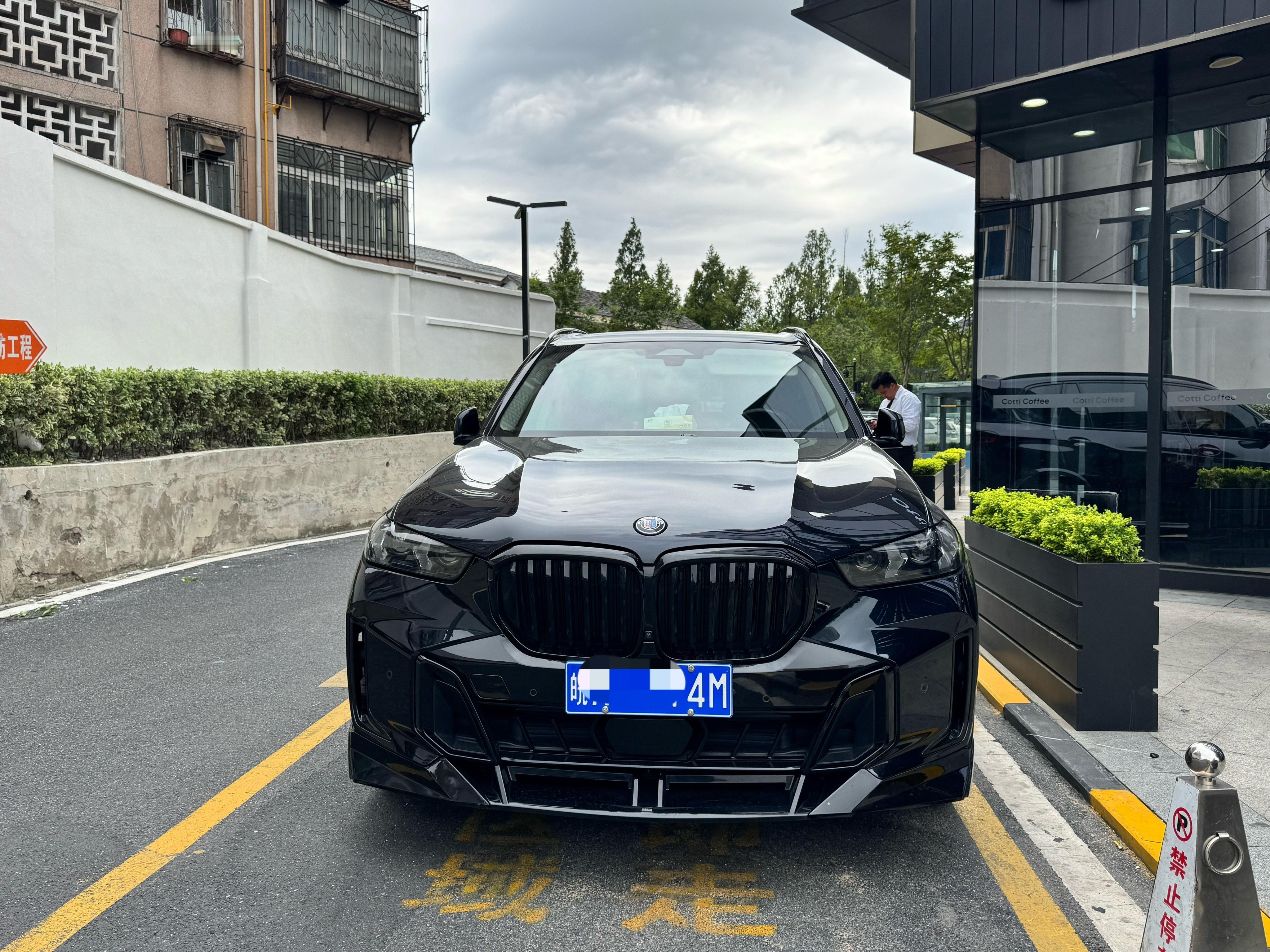 在等人的地方看到了一台很别致的宝马X5，改了ALPINA套件，不过我记得ALPI