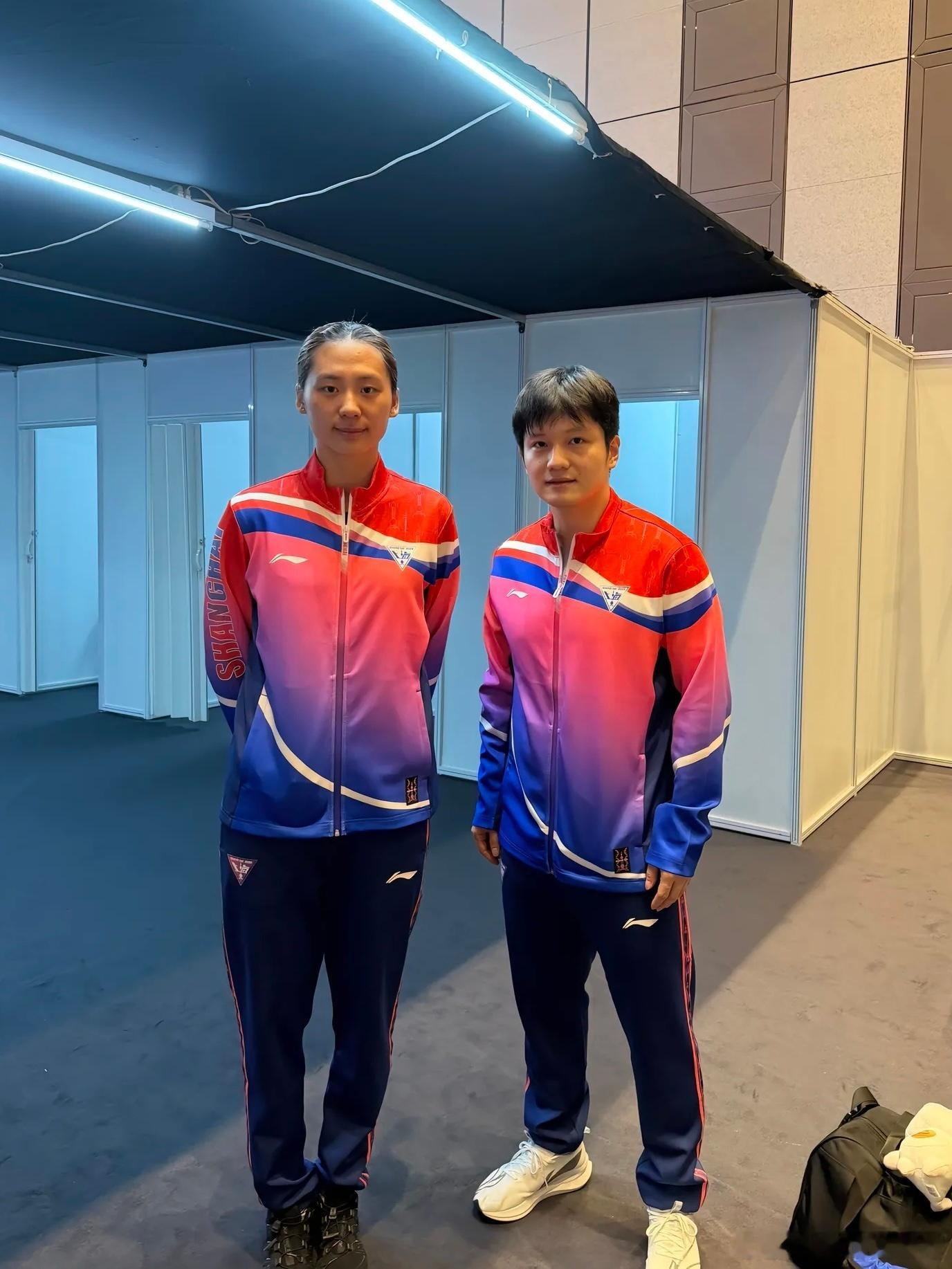 陈熠樊振东合照陈熠居然这么高，手长脚长的乒乓球选手还是很有优势的 