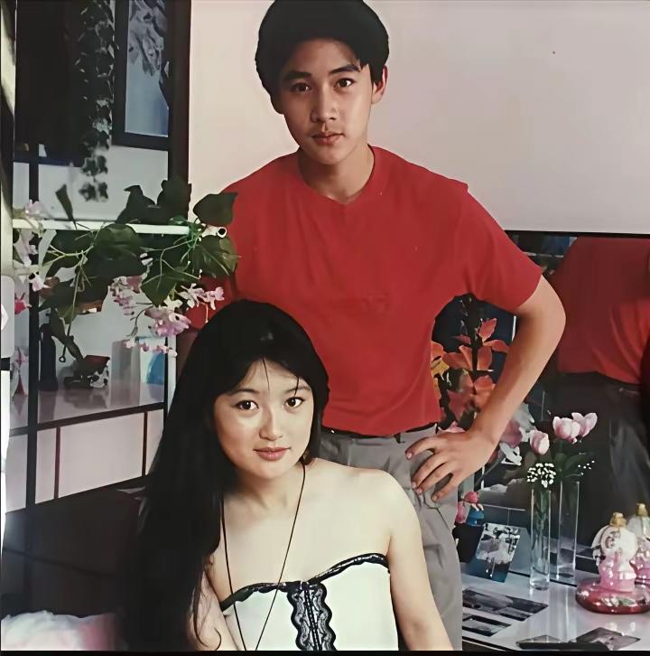 陆毅与池华琼同学三年，1990年他们同时是上海儿童艺术剧院培训班学员，而且在同一