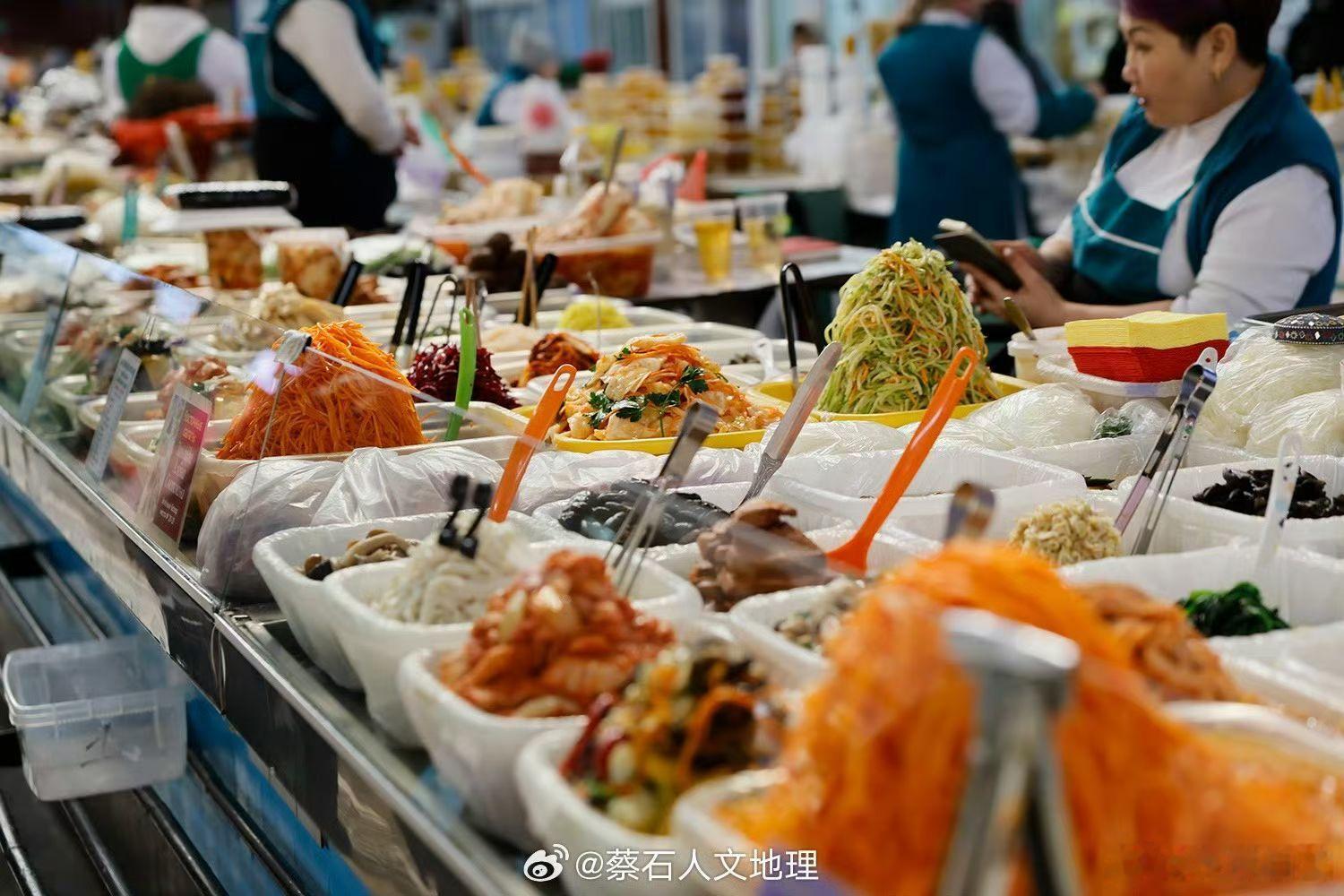 如果你有机会到阿拉木图的绿色大巴扎，你一定为被满是香料牛羊肉水果的市场中突然冒出
