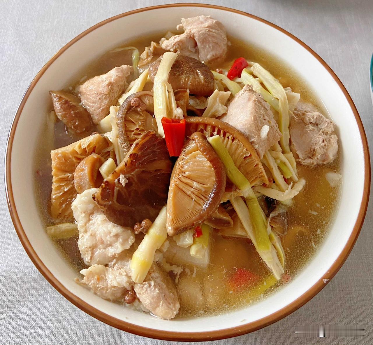 拍拍拍，拍点大蒜，炖菜需要，凉菜也需要，这个午餐就是很需要大蒜。

炖菜：花菇笋