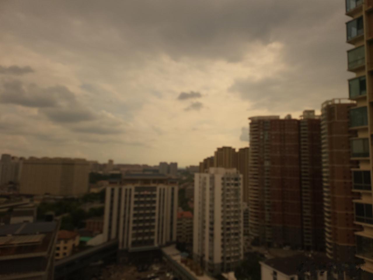 站在阳台眺望天空，那片湛蓝仿若水洗，纯净无一丝杂质。偶有几朵白云悠悠飘过，软似棉