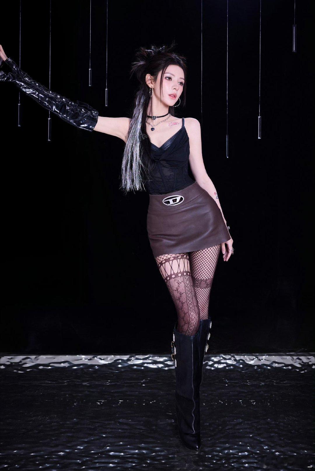 #张予曦千禧辣妹妆#在昨天的温州大麓青年音乐节上，张予曦以一款千禧复古妆容惊艳亮