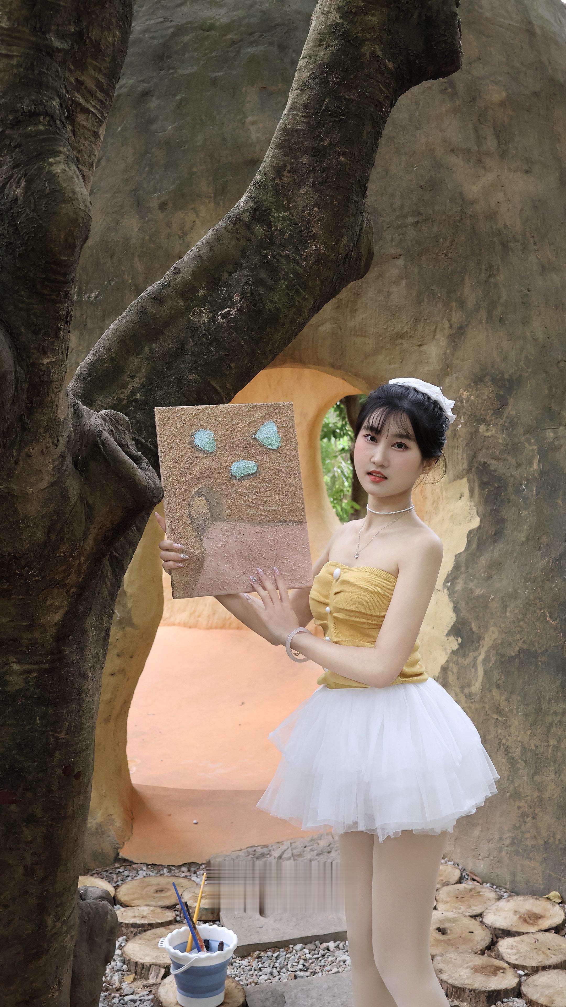 带上我的画板和画笔，走进小树林，一个安静又治愈的世界，在草木与光影之间...