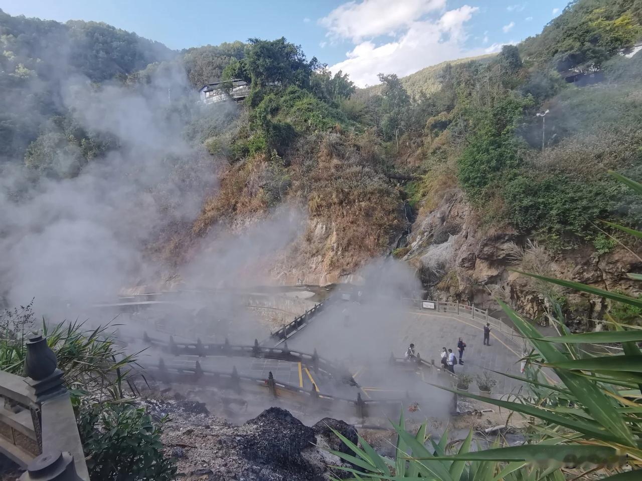 来腾冲不泡温泉，就像去青岛不吃蛤喇哈啤酒，到淄博不吃烧烤。
之前并不了解腾冲的地