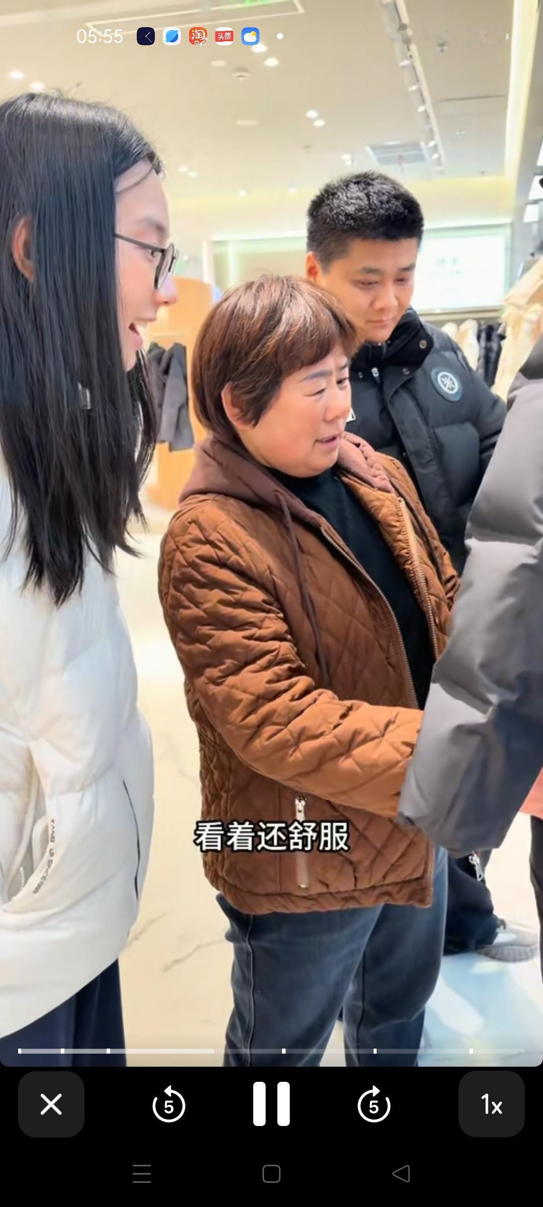 朱进两口子“骗”妈妈去商场，给妈妈添置过年新衣服，他们告诉妈妈想给满满买衣服，妈