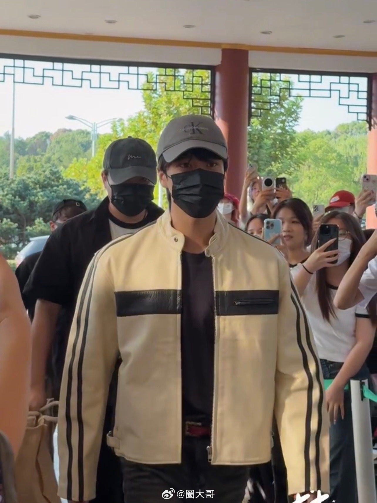 张康乐补拍冰湖重生上班路透 哇塞，张康乐的人气，隔着屏幕都能感受到的啊！张康乐今