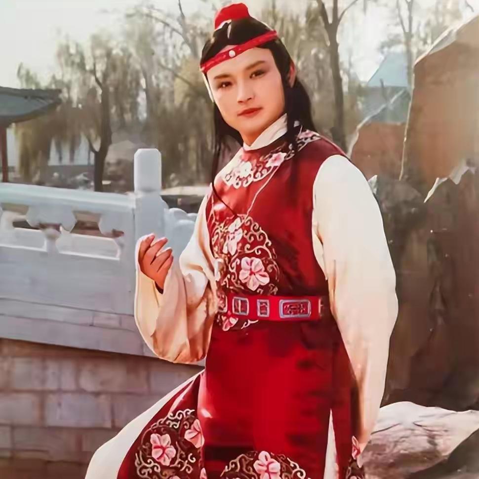 ：演贾宝玉的欧阳奋强，人生藏着一段让人揪心的往事
 
谁能想到，荧幕上温润如玉的